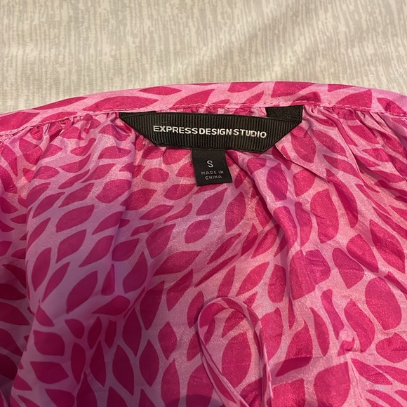Express Design Studio Pink Leaf Patterned Silk Top Size S - Picture 3 of 5
